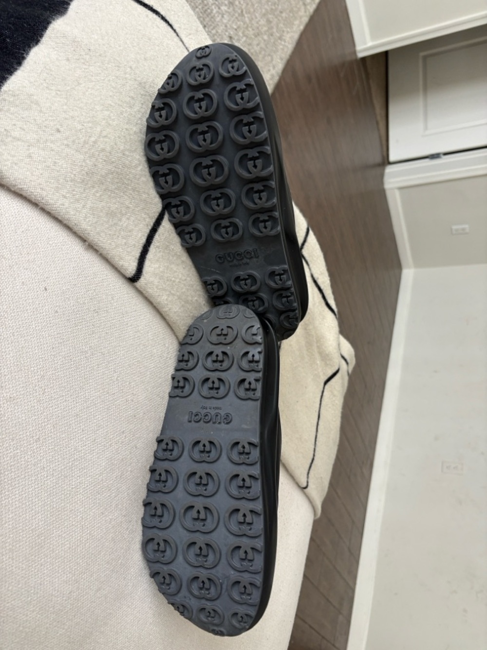 Gucci Matte Black Embossed Logo Slide Sandals - Picture 4 of 4